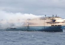 BARCO QUE TRANSPORTABA MÁS DE MIL PORSCHES SE INCENDIA EN EL ATLÁNTICO