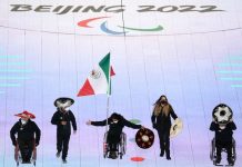 Mexicano Arly Velásquez desfiló en inauguración de Paralímpicos 2022