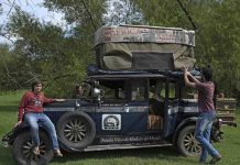 Familia llega a casa tras 22 años de viaje en automóvil de 1928
