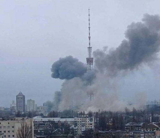BOMBARDEAN TORRE DE TELEVISIÓN DE KIEV; CANALES DEJARON DE TRANSMITIR