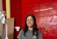 Maestros y alumnos del CMA preparan la instalación de Día de Muertos en la Plazuela Machado