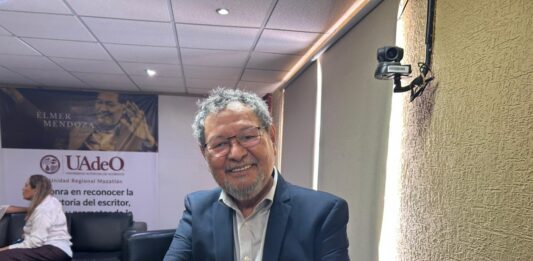 Élmer Mendoza: La inteligencia artificial es un instrumento, no la solución a todos los problemas