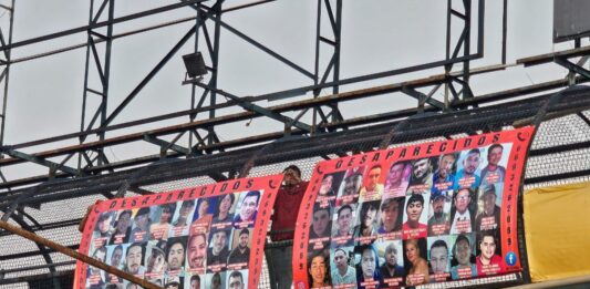 Buscadoras del Sur de Sinaloa colocan 72 lonas con rostros de personas desaparecidas en Mazatlán