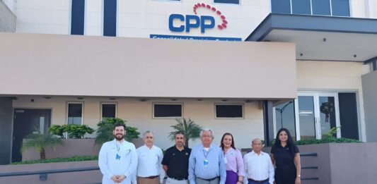 UTEsc celebra firma de convenio con industrias globales del sector aeroespacial, Tetakawi y CPP.