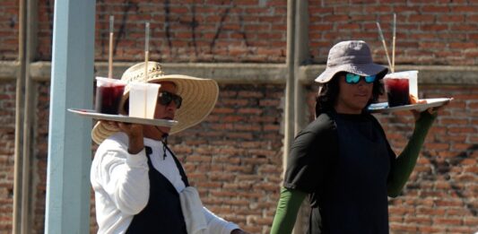 El chiflido que refresca Mazatlán: Moisés Hernández y sus aguas tradicionales