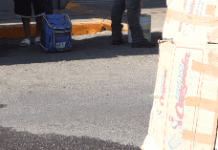 “Changueras” Muy Molestas porque Jumapam Desde Abril No ha Resuelto las Aguas Negras Escurriendo Frente a sus Negocios