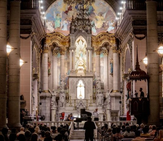 Mazatlán vibra con el sonido del piano y los metales en la Catedral Basílica