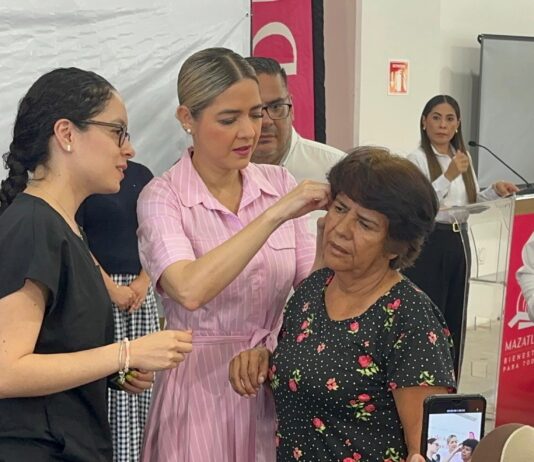 Gobierno de Mazatlán entrega 240 aparatos auditivos a personas del sur de Sinaloa