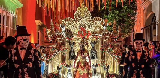 Mazatlán celebra la vida con su gran Callejoneada del Día de Muertos