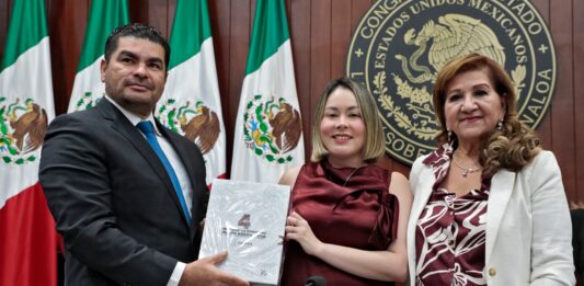 Entrega Yeraldine Bonilla documento que contiene el Cuarto Informe del Gobernador Rocha, al Congreso Estatal