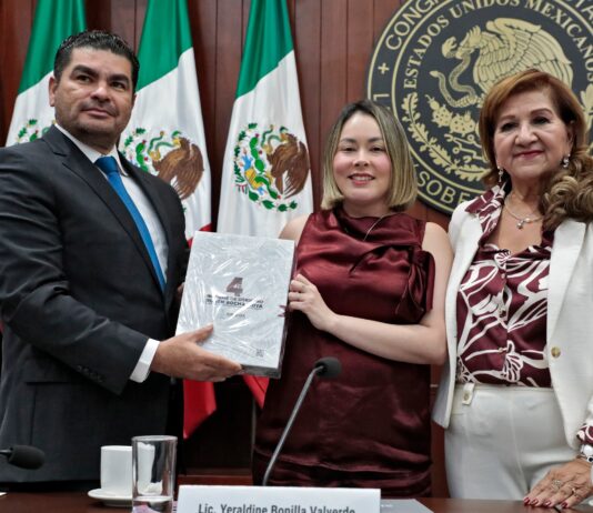Entrega Yeraldine Bonilla documento que contiene el Cuarto Informe del Gobernador Rocha, al Congreso Estatal