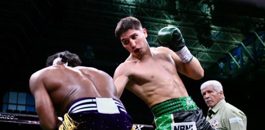 El universitario Marco Verde vence por decisión unánime a Raphael Igbowke en Mazatlán.