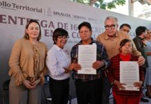 Gobernador Rocha Moya da certeza jurídica a familias de El Ranchito, al entregarles escrituras de sus viviendas