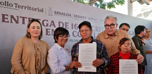 Gobernador Rocha Moya da certeza jurídica a familias de El Ranchito, al entregarles escrituras de sus viviendas