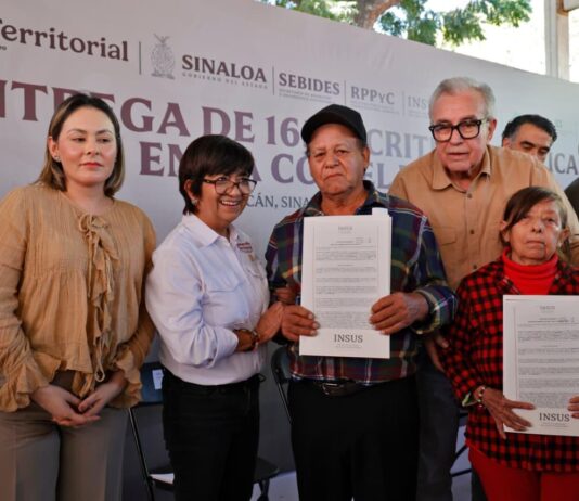 Gobernador Rocha Moya da certeza jurídica a familias de El Ranchito, al entregarles escrituras de sus viviendas