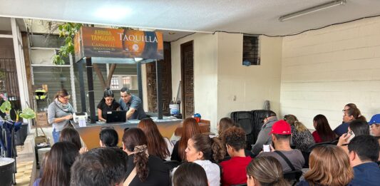 Larga fila en el primer día de venta de boletos del Carnaval de Mazatlán 2026