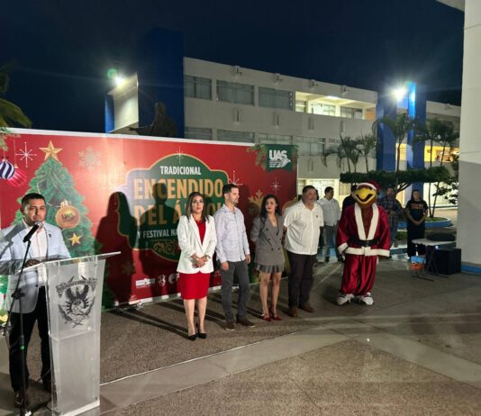UAS Zona Sur enciende el espíritu navideño con tradicional iluminación del árbol