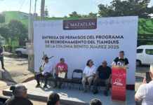 Entregan permisos del Programa de Reordenamiento del Tianguis de la Colonia Benito Juárez