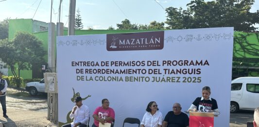 Entregan permisos del Programa de Reordenamiento del Tianguis de la Colonia Benito Juárez