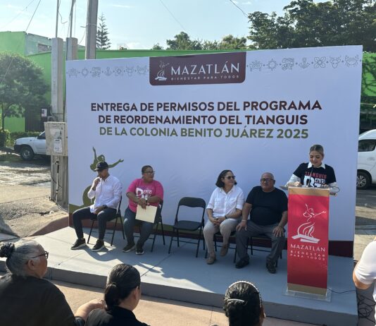 Entregan permisos del Programa de Reordenamiento del Tianguis de la Colonia Benito Juárez