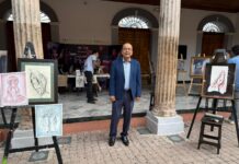 Alumnos del CMA instalan y venden obras de arte en el pórtico del Teatro Ángela Peralta