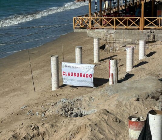 Al Parecer un Palapero con Influencias Construye un Restaurante en Playa Norte