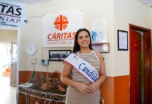 Karely Tirado, candidata a Reina del Carnaval, suma esfuerzos con Cáritas Mazatlán
