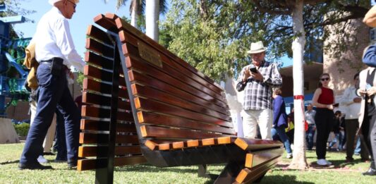 Simbolizando su legado! Inaugura la Facultad de Ingeniería el proyecto “Bancas de Generación”, con una conmemorativa de la 1970-1975 de Ingeniería Civil