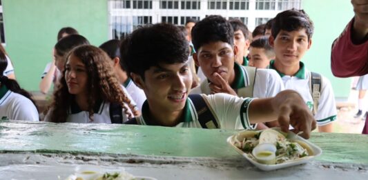 Gobierno de Sinaloa fortalece la permanencia escolar con más de 30 mil desayunos para juventudes