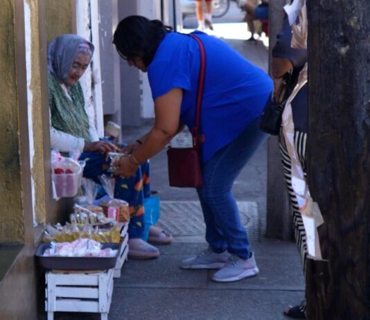 Doña Carmen, 90 Años, Vendedora de Panecillos y su Gran Amor a la Vida