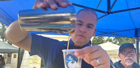 Mercado Orgánico impulsa el consumo local con demostración de bebidas