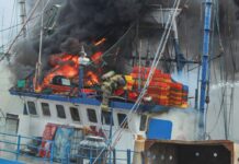 Incendio de embarcación moviliza a cuerpos de auxilio en Mazatlán