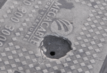 Tapaderas Rotas de Concreto de Megable, Telmex y CFE se Convierten en Trampas Mortales en la Calle de Aquiles Serdán