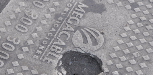Tapaderas Rotas de Concreto de Megable, Telmex y CFE se Convierten en Trampas Mortales en la Calle de Aquiles Serdán