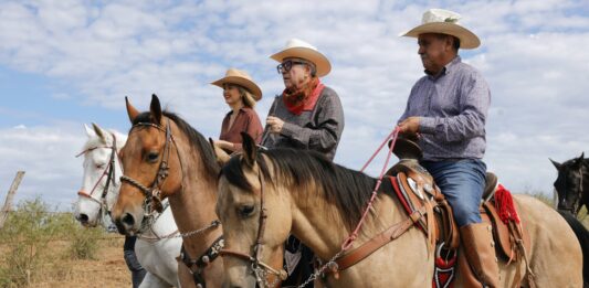 Participa el Gobernador Rocha Moya en la tradicional cabalgata de los Escobar en Mazatlán