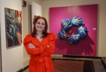Gloria López Gavito corta el listón de la exposición “Vínculos oníricos, un lazo invisible”