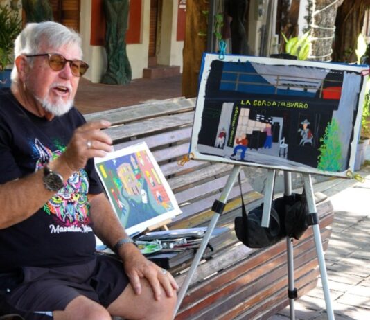 Daniel con la Venta de sus Acuarelas Ayuda a Niños y Adultos, Algunos Comerciantes Ambulantes