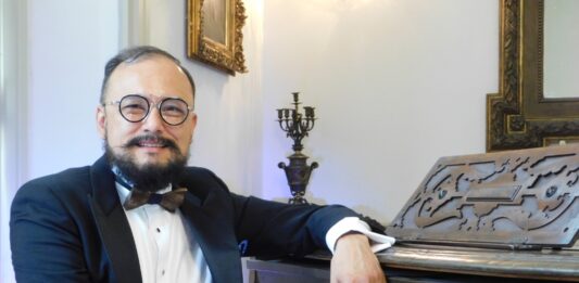 “Sentimientos que dan orgullo” en la Velada de las Artes con Joel Juan Qui al piano