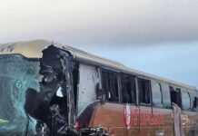 Cinco personas fallecen y 21 resultan heridas tras choque entre autobús y tractocamión en Sonoyta–Caborca