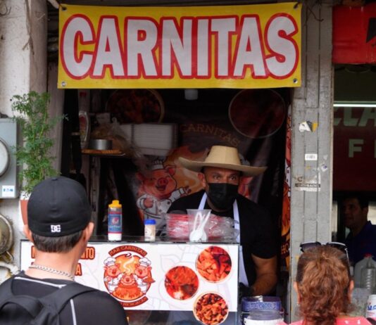 Desde Michoacán, “Capital Mundial de las Carnitas”, Omar Hace Historia en Mazatlán en un “Changarrito” de un Metro Cuadrado