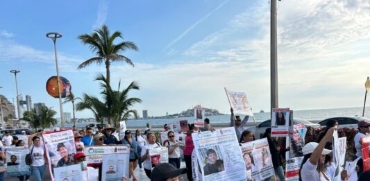Marchan por el malecón a un año de la desaparición de Johan Antonio Lizárraga López y Kevin de Jesús Espinoza Aguiar