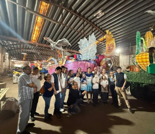 La inclusión también se construye en Carnaval, jóvenes del CAM 23 visitan talleres de carros alegóricos