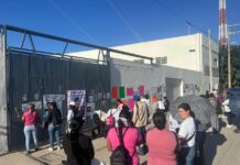 Familiares de desaparecidos exigen información y justicia en Mazatlán afueras del SEMEFO Mazatlán