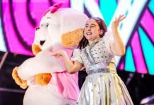 Viven una noche de fantasía durante la coronación de la Reina Infantil, Eeilen I y Noelia I, Reina de la Poesía