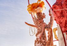 Miles de espectadores dicen adiós al Carnaval y abarrotan el malecón durante el segundo desfile de carros alegóricos