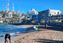 Limpian Olas Altas previo a la clausura del Carnaval en Mazatlán