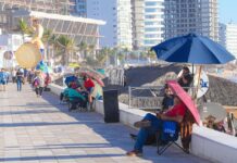 Madrugan por el Carnaval: apartan lugares desde cuatro días antes del desfile en Mazatlán