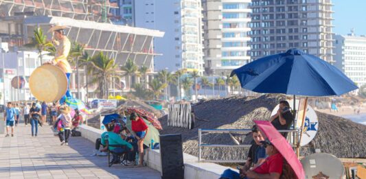 Madrugan por el Carnaval: apartan lugares desde cuatro días antes del desfile en Mazatlán