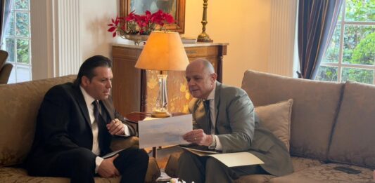 Mario Zamora y Embajador de Turquía exploran cooperación para un modelo regulado de producción de opioides con fines médicos.