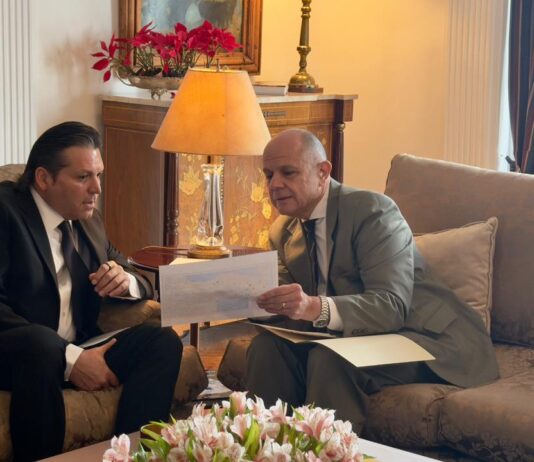 Mario Zamora y Embajador de Turquía exploran cooperación para un modelo regulado de producción de opioides con fines médicos.